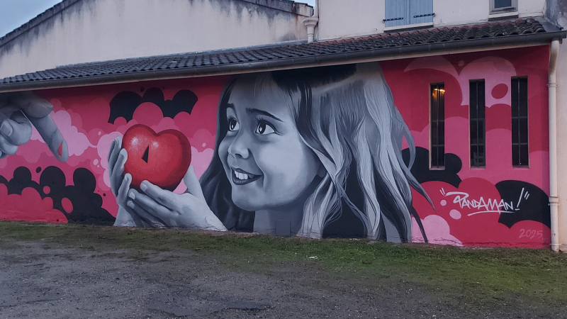 Le street artist Pandaman offre à la ville une magnifique fresque