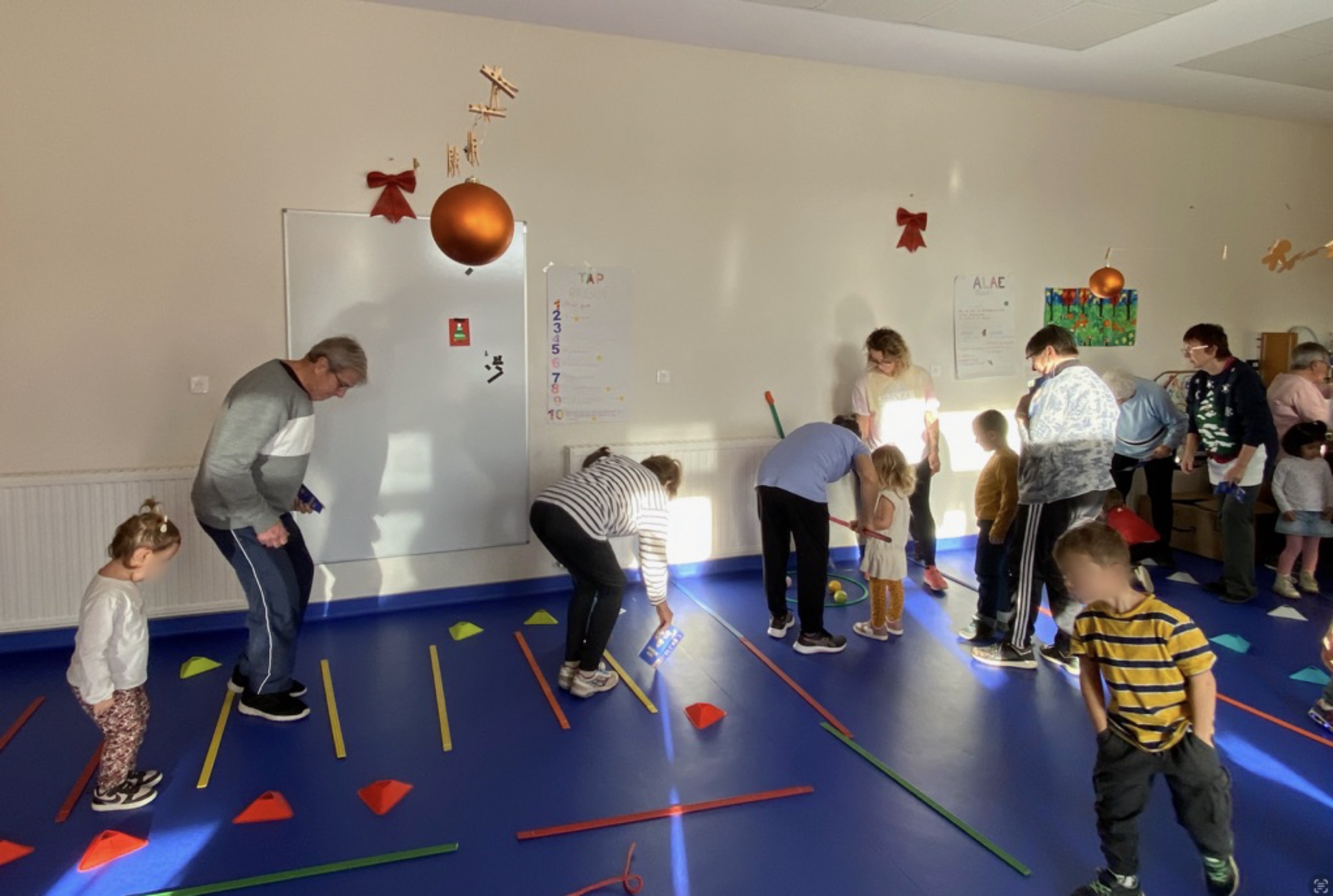 Avec les anciens de "Gym de nos Campagnes" les enfants de la maternelle travaillent leur motricité