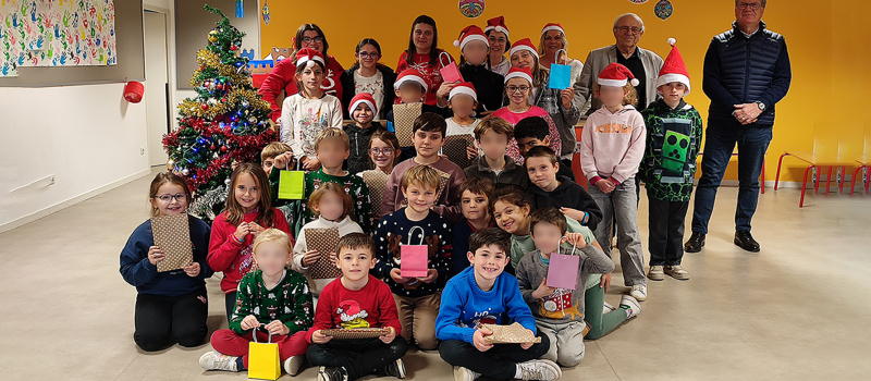 Des cadeaux des enfants pour les ainés de Saint Jacques
