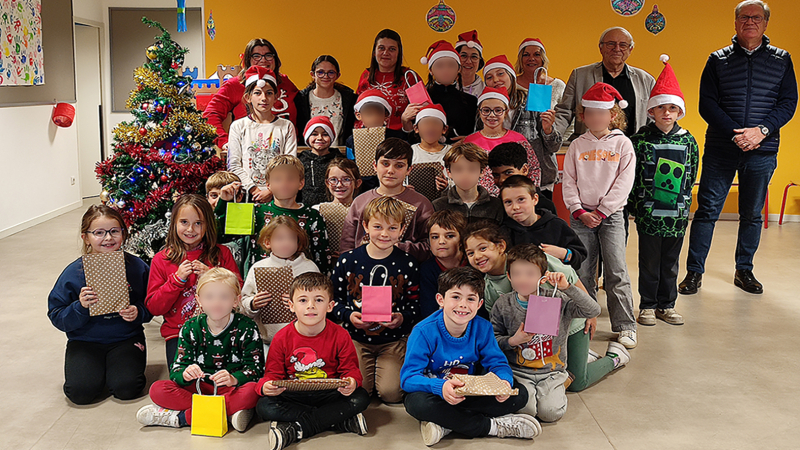 Des cadeaux des enfants pour les ainés de Saint Jacques