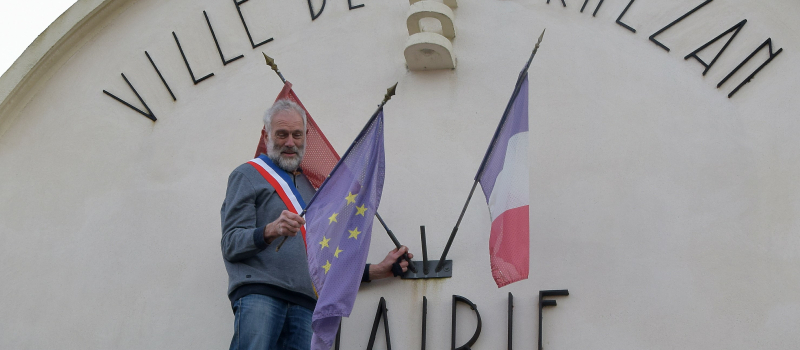 Le drapeau européen ne flottera plus sur le fronton de la Mairie