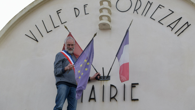 Le drapeau européen ne flottera plus sur le fronton de la Mairie