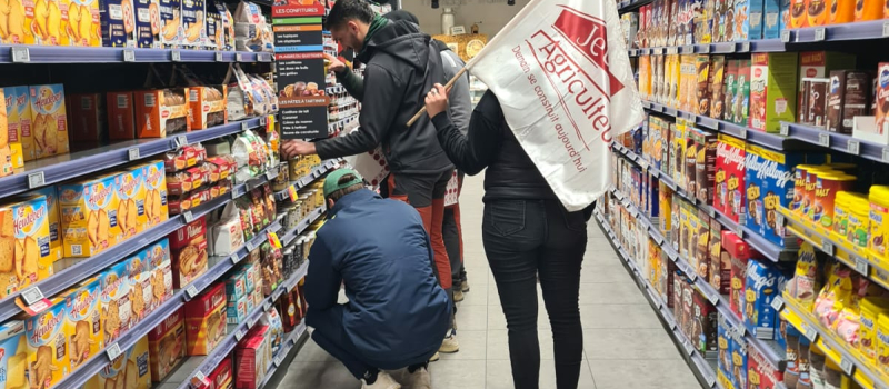 Jeunes Agriculteurs du Gers : opération de stickage dans les supermarchés