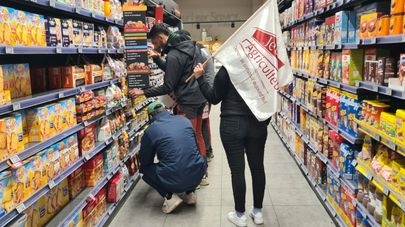 Jeunes Agriculteurs du Gers : opération de stickage dans les supermarchés