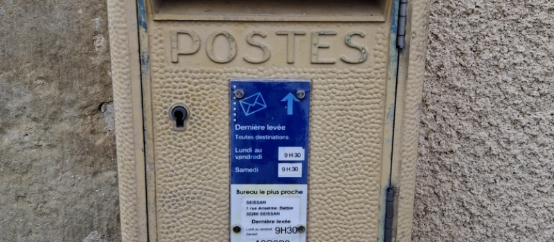 Qui a bien pu dérober la boite à lettres du village?