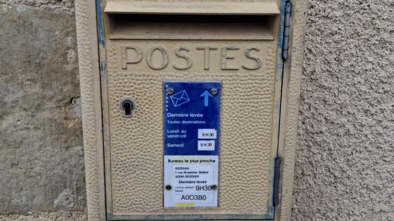 Qui a bien pu dérober la boite à lettres du village?