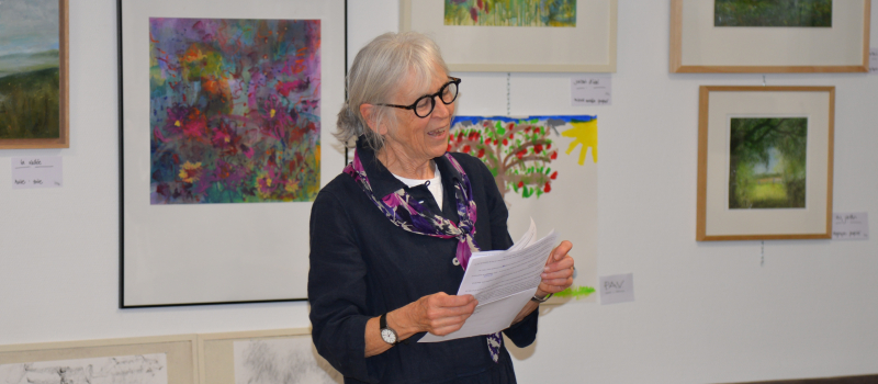 La nature comme atelier vivant : Karen Gunn expose à l’Office de Tourisme