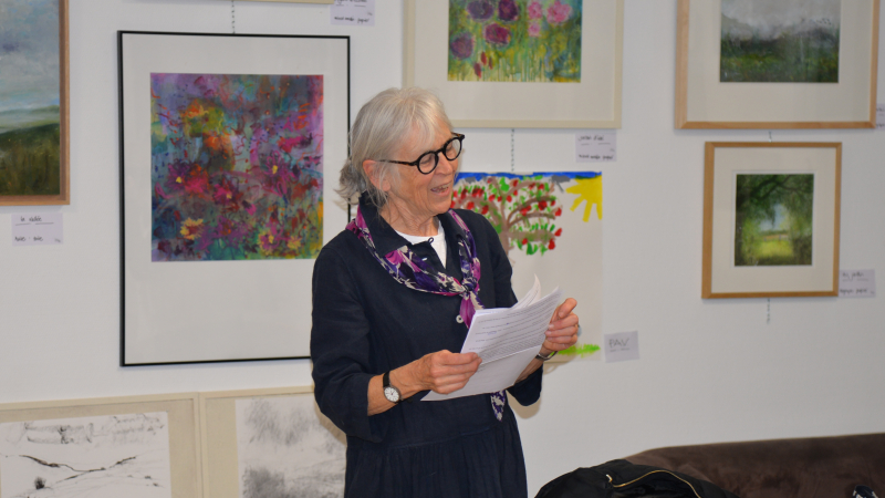 La nature comme atelier vivant : Karen Gunn expose à l’Office de Tourisme
