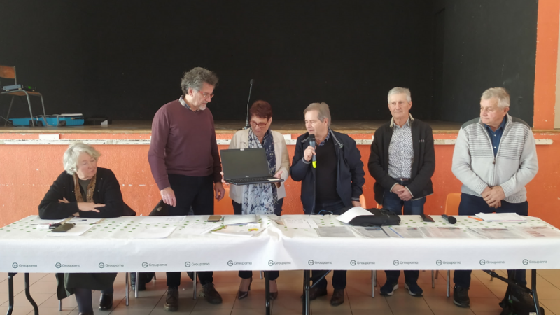 Le Département du Gers remet un ordinateur à l’association Entr’amics à Saramon