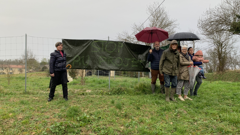 Enlejeau : des habitants mobilisés sous la pluie contre un projet d’antenne-relais