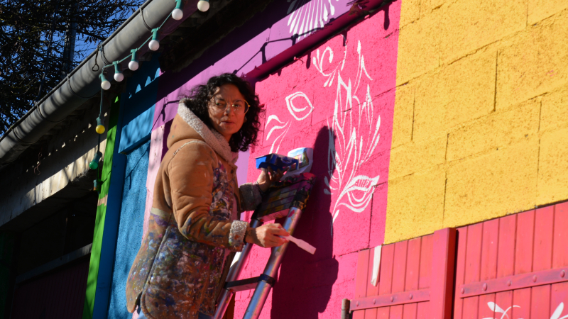 La street artist Kellymiti signe une fresque immersive pour Tempo Latino 2026