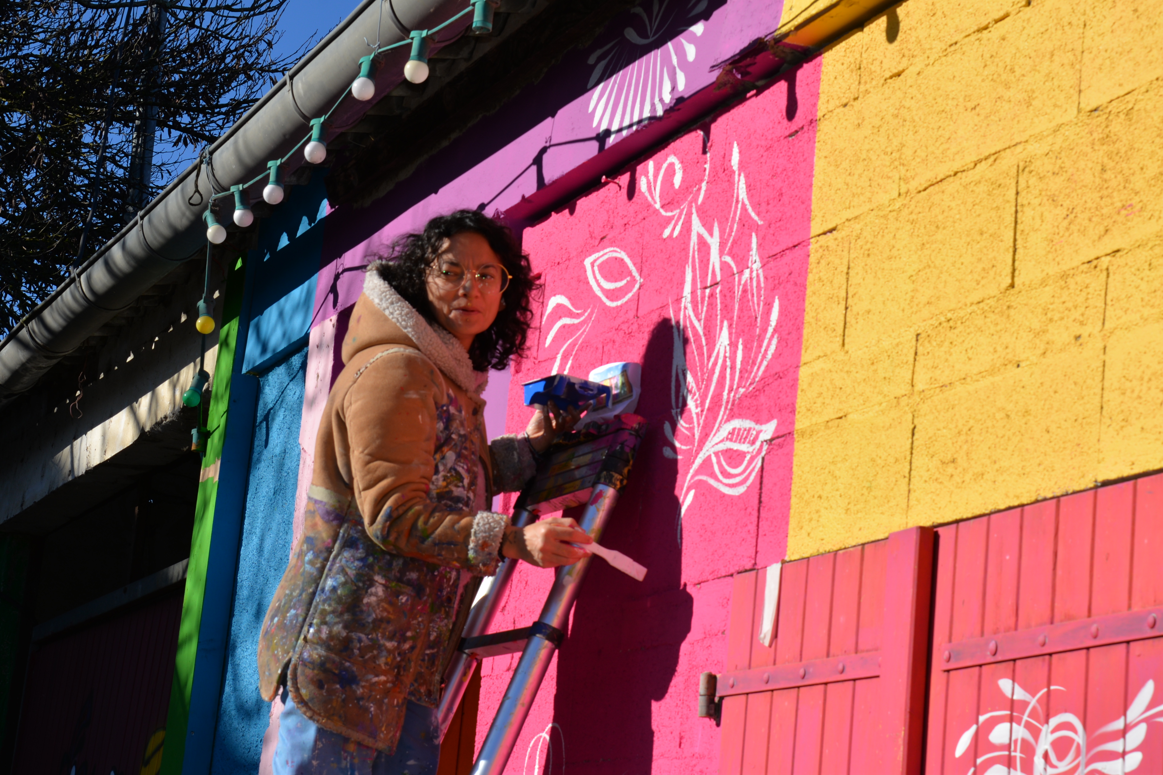 Kellymiti en pleine exécution de la fresque