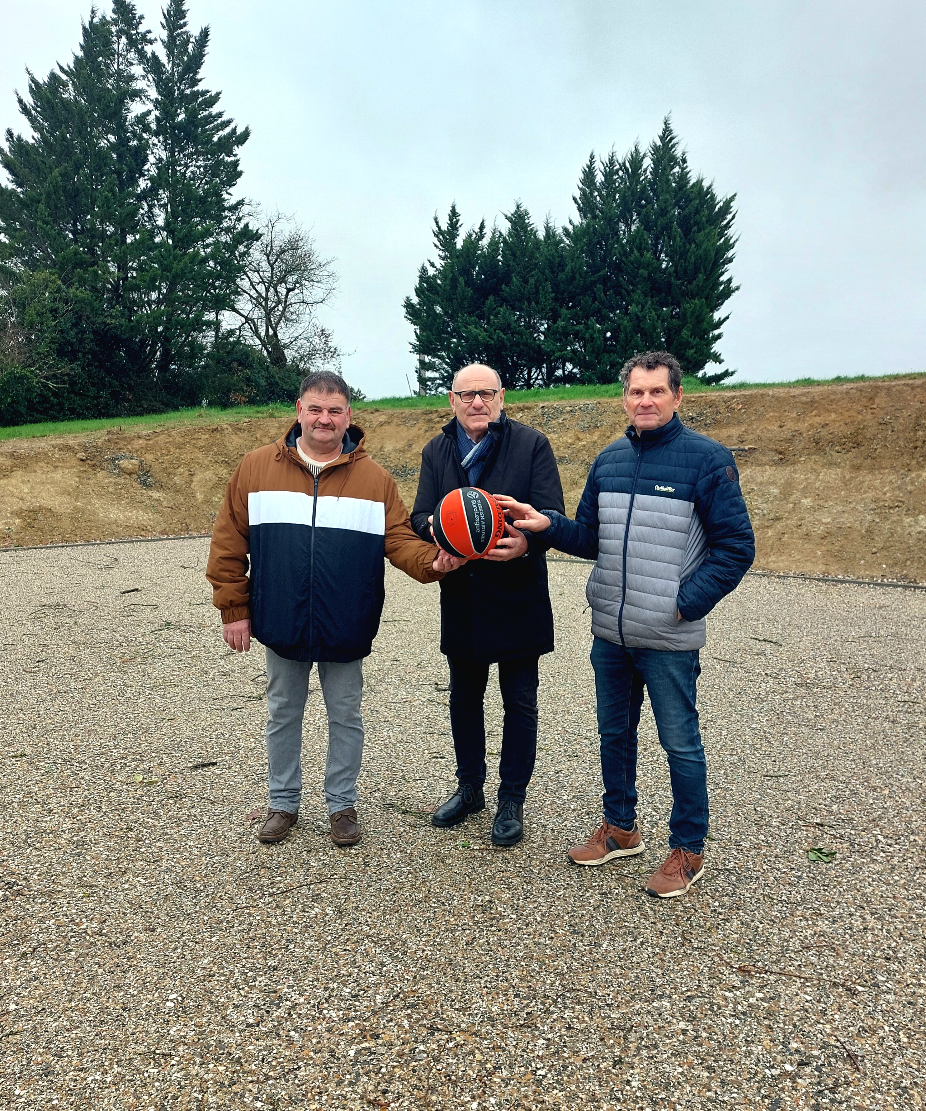Hubert Raffin (maire), Patrick Fouragnan (co-président BCCD) entourent Richard Bergamo (Président départemental basket)