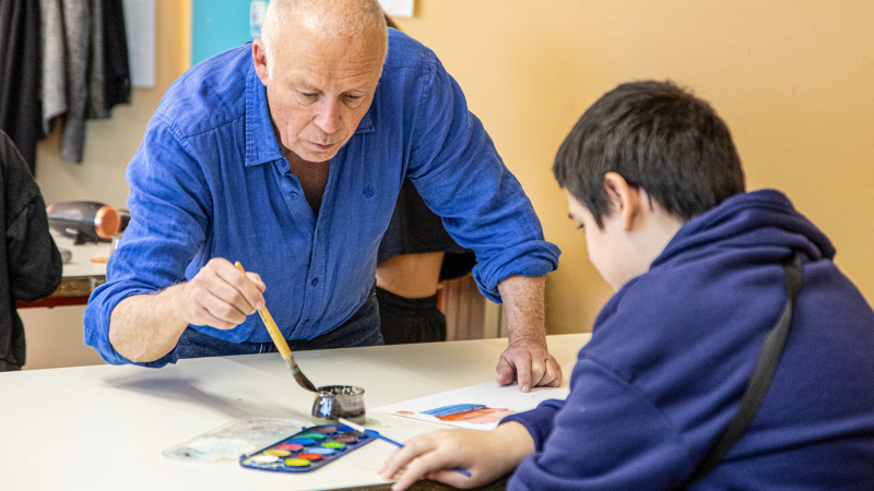Cette année scolaire, l'artiste britannique Perry Taylor est parrain du collège d'Aignan