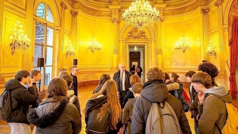 Les lycéens de Beaulieu-Lavacant à l'assemblée nationale invités par Jean-René Cazeneuve