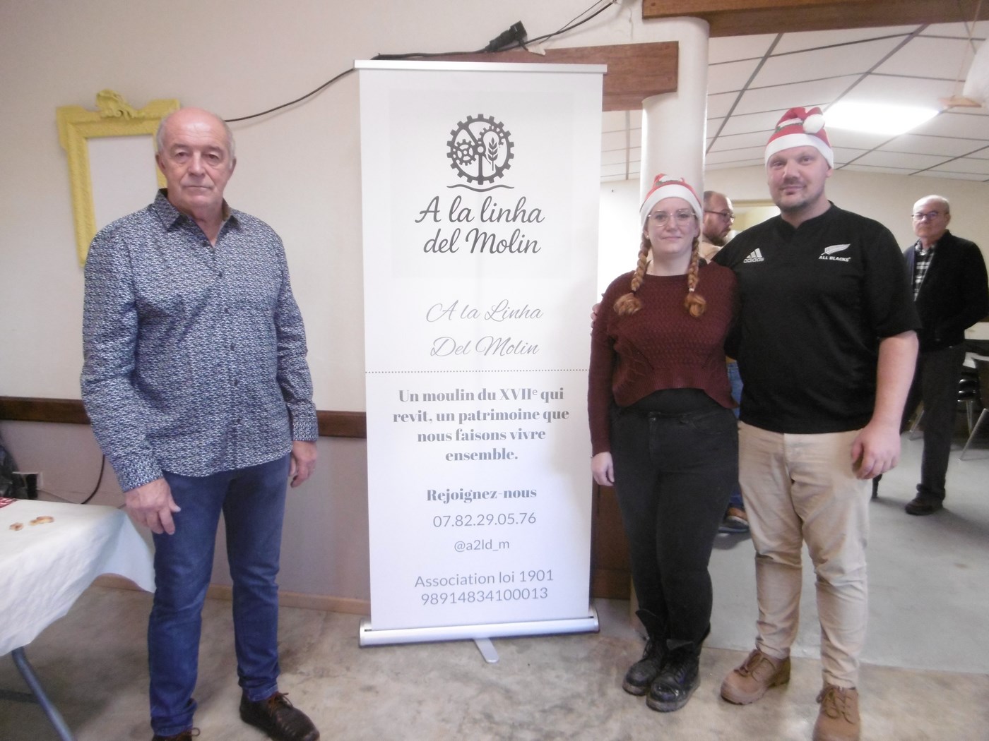 A g. le maire du village et le jeune couple propriétaire du moulin