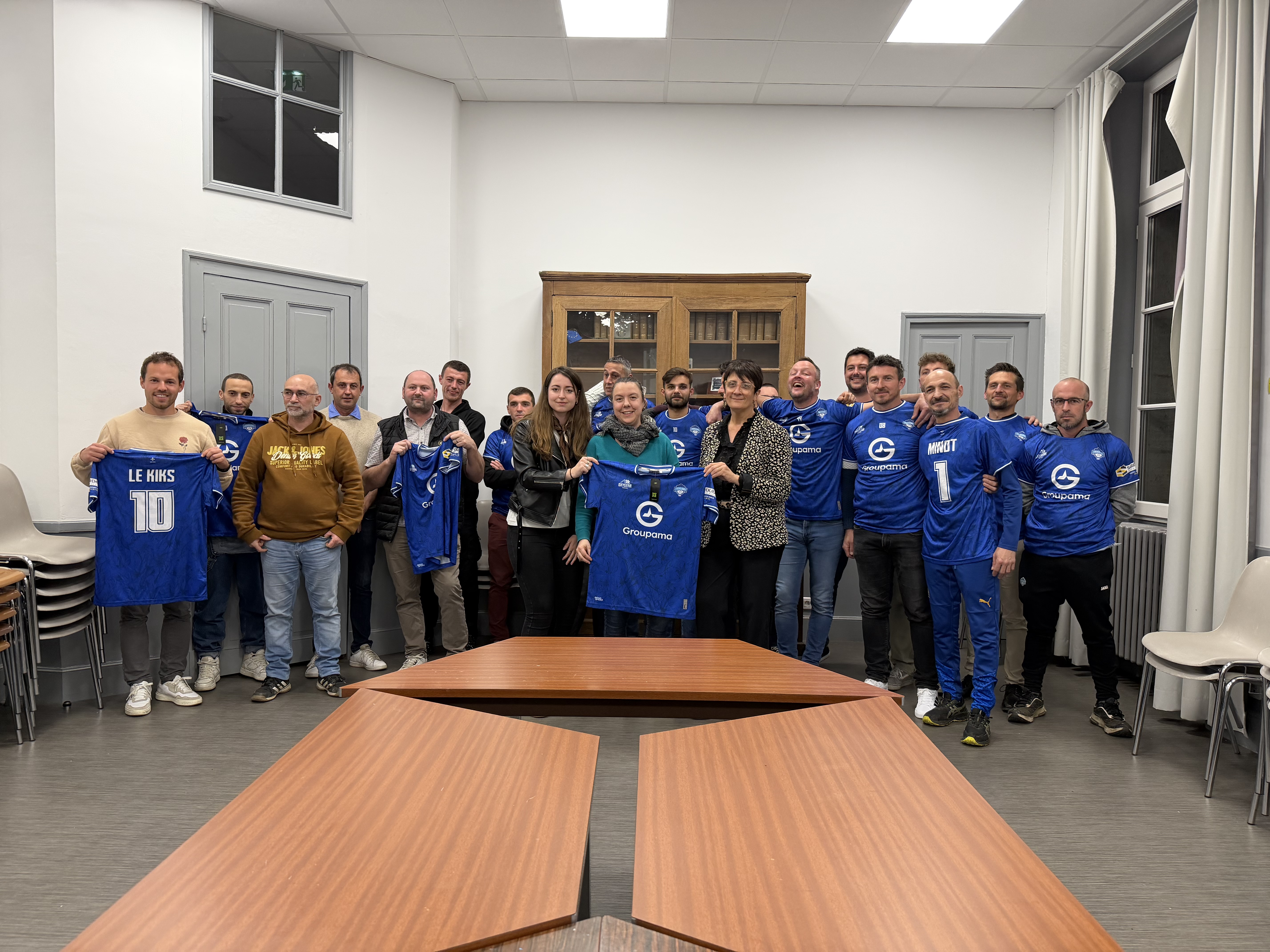 Joueurs et dirigeants prennent livraison de leur nouveaux maillots d'entraînements image2.jpeg
