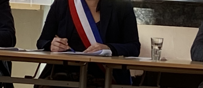 Valérie Dufau installée dans son fauteuil de maire