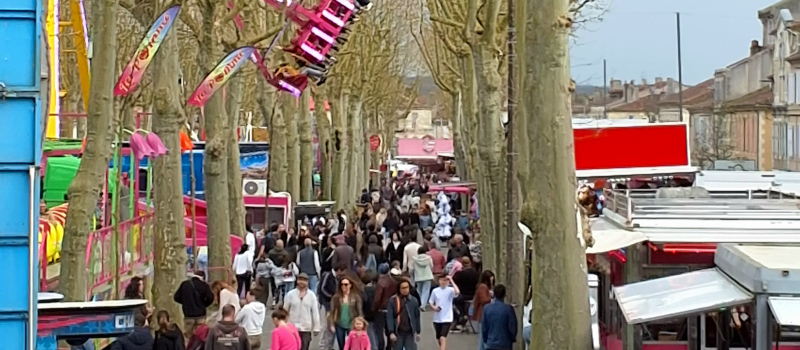La fête foraine bat son plein.