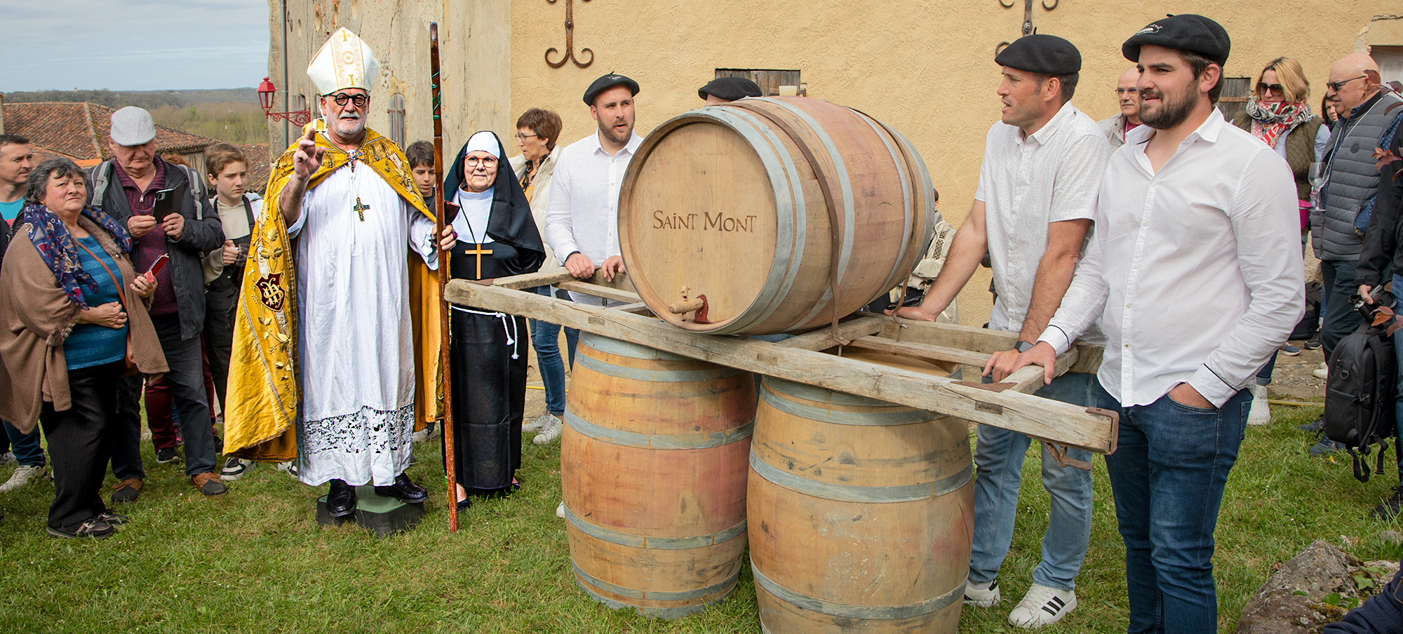 L'évêque bénit le vin nouveau ; le tonneau va être mis en perce