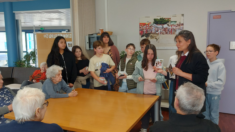 Les collégiens tissent des liens avec leurs aînés grâce à “La carte de la fraternité”
