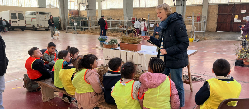 Les enfants de l'école maternelle à la foire agricole