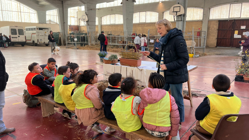 Les enfants de l'école maternelle à la foire agricole