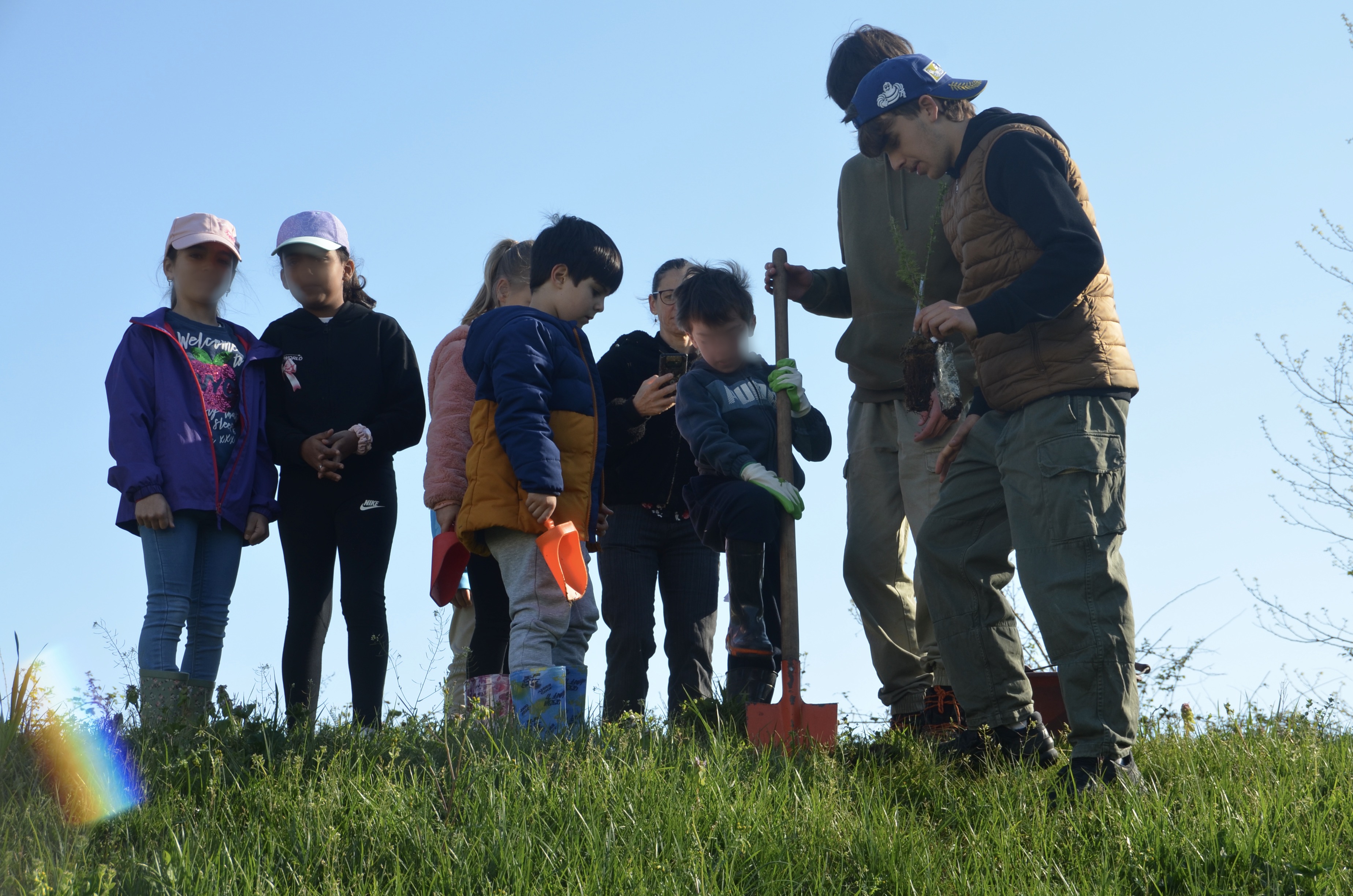 Place à la plantation pour les enfants du primaire encadrés par les élèves du lycée risclois