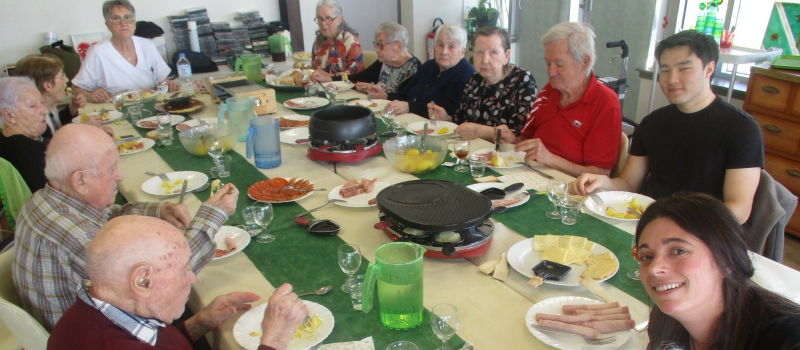 A  l’EHPAD du Tané - unité Féral : une raclette pleine de bonne humeur !
