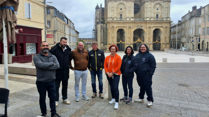 À Auch,"tous pour un, un pour tous : taxis, ambulanciers et agriculteurs unis dans une même mobilisation.