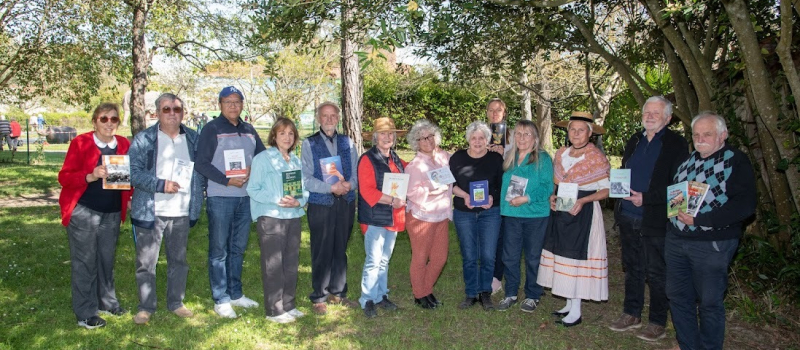 Les auteurs locaux  dans le parc du Musée Paysan d’Émile