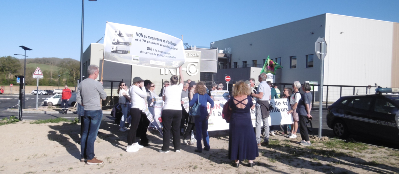 Manifestation des Amis de la Terre devant le centre de tri TRIGONE