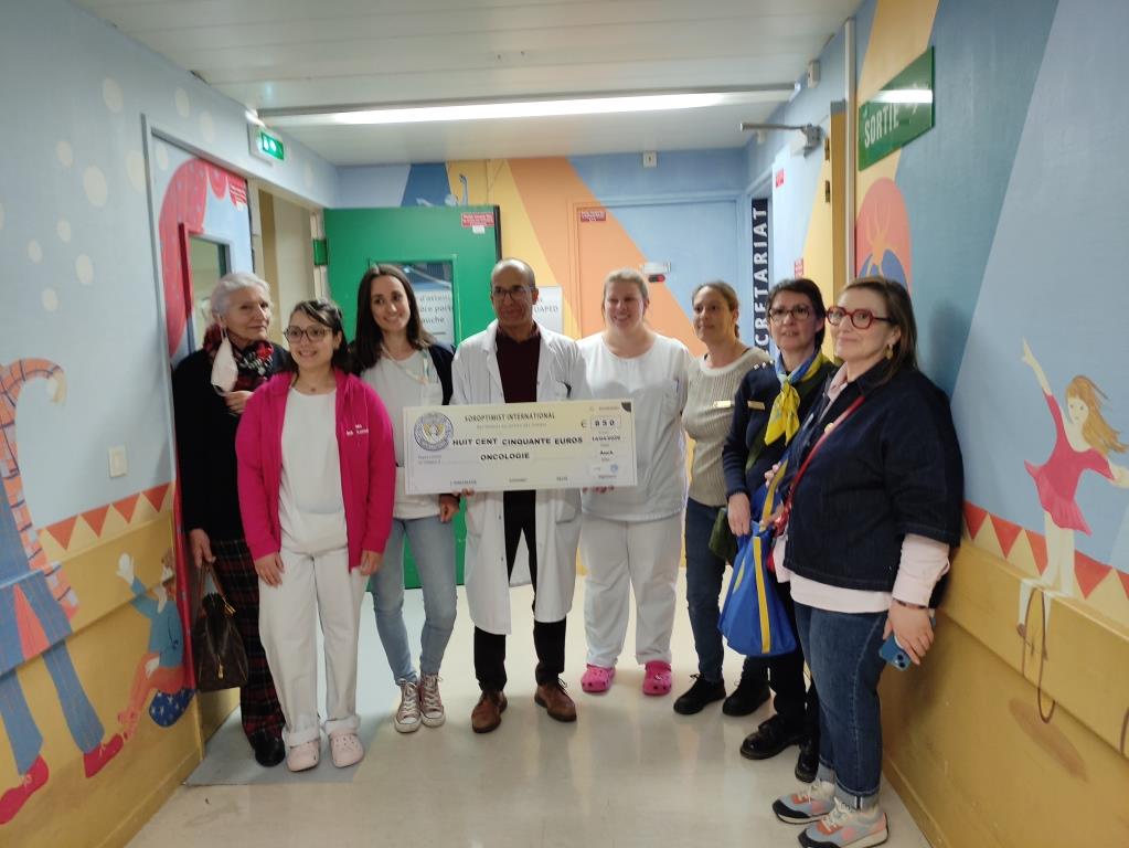 Soroptimist remet un chèque au service Pédiatrie Oncologie du Centre Hospitalier d'Auch
