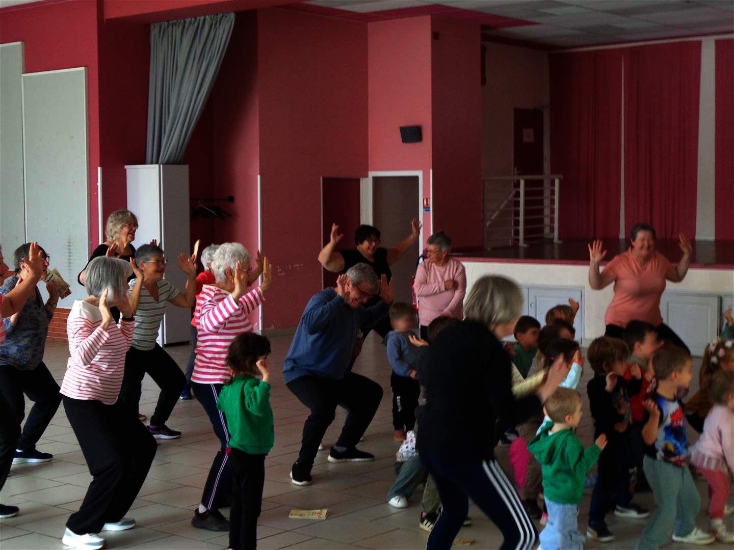 Un grand moment de coopération entre les aînés et les enfant de la maternelle de Viella