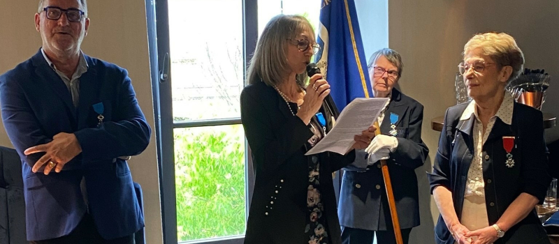 Cathy Géa, récipiendaire  de la Médaille de Chevalier de l'Ordre National du Mérite