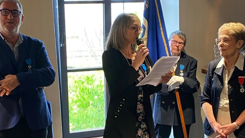 Cathy Géa, récipiendaire  de la Médaille de Chevalier de l'Ordre National du Mérite