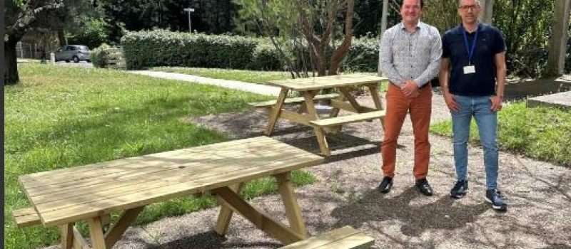 Le Centre hospitalier d'Auch reçoit un don de tables pique-nique