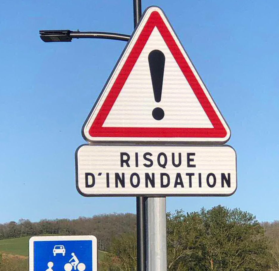 Panneau laissant dubitatif à l'entée du site