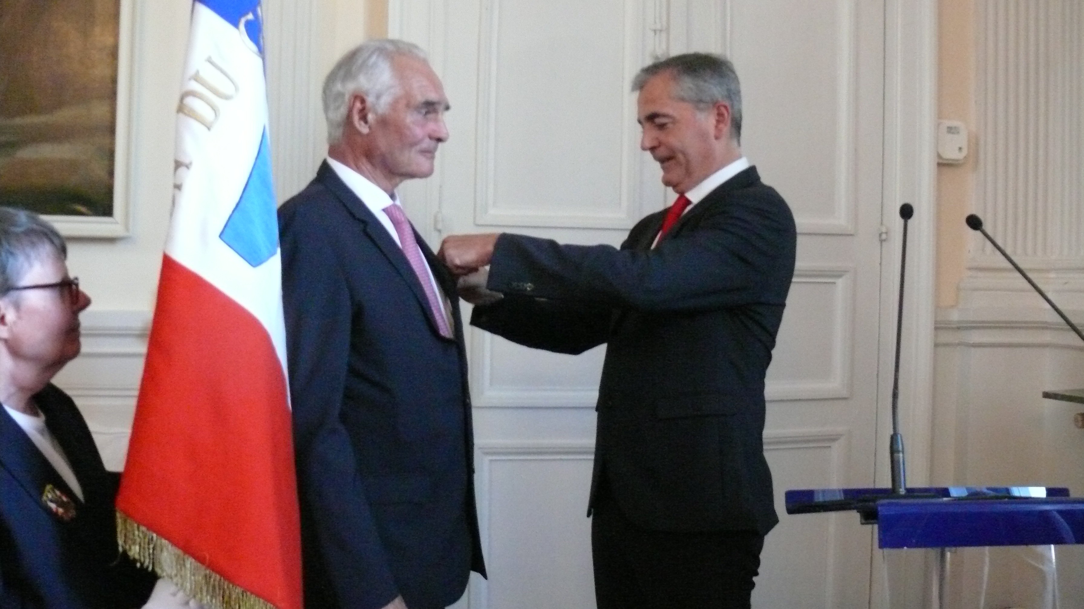 Le préfet, Laurent Carrié, remet le 26 juillet 2024 la médaille de l'ordre national du Mérite à François Rivière.