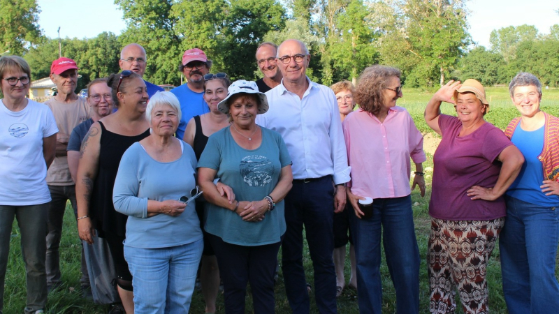 Mr le Maire  de Gimont visite les jardins de Gimone