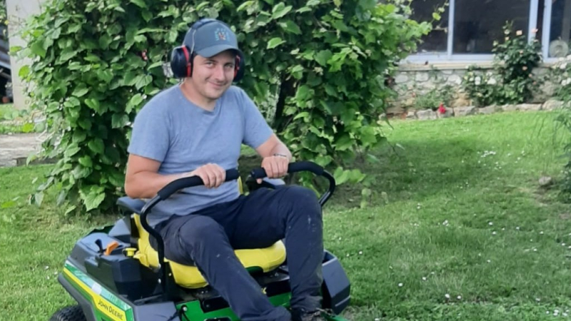 Un jeune entrepreneur lance son activité d’entretien extérieur