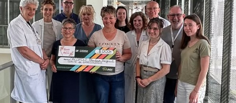 Remise du chèque de 8000 euros aux équipes du comité de gynécologie par "Rando pour une maman"