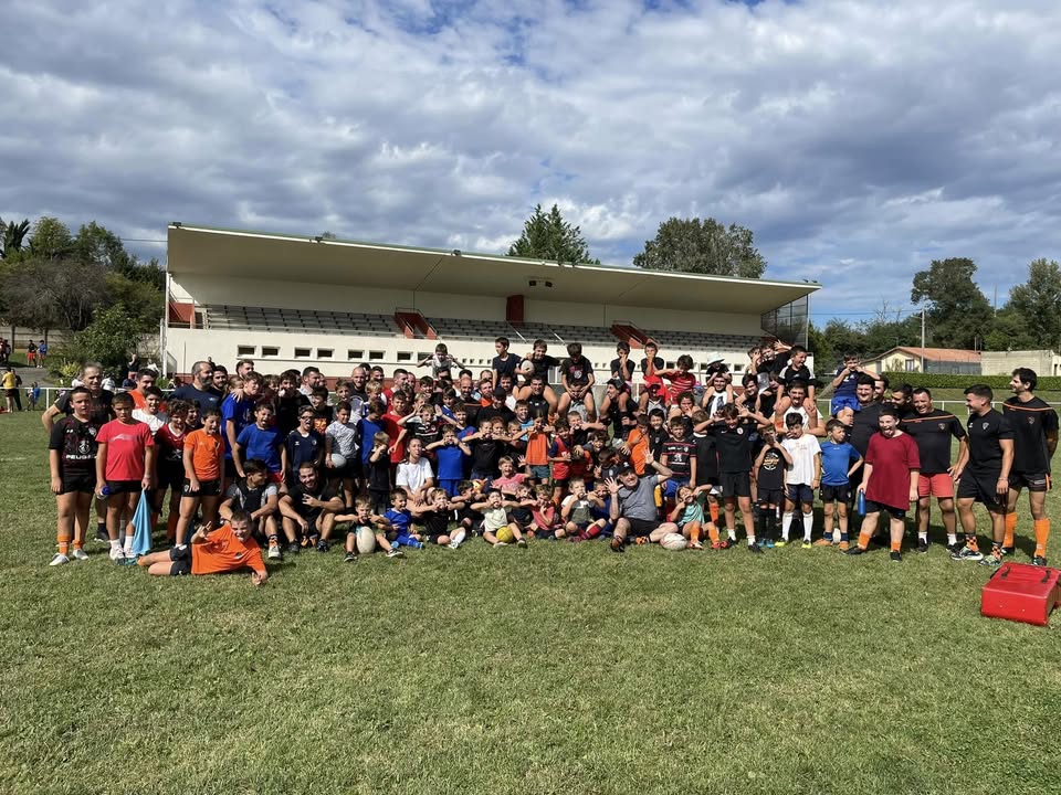 La grande famille de l'UAV Rugby au stade de Goulin