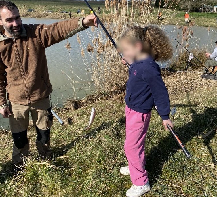 Joie et un peu de fierté  pour la première truite matinale lors du précédent concours enfant