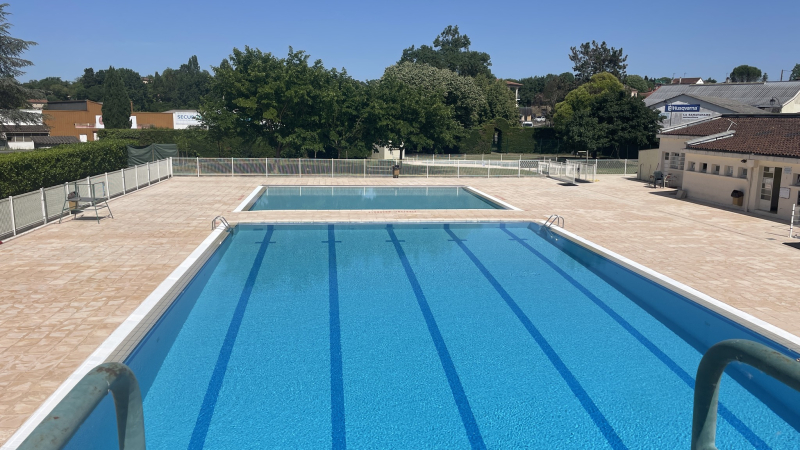 Tic tac… tic tac… quelque chose se prépare à la piscine