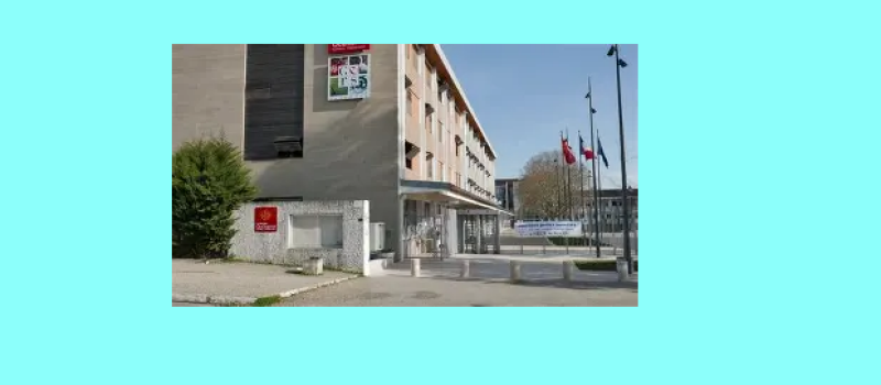 Des parents en colère face à la décision de fermeture d’un poste de direction et l’impact sur leurs enfants