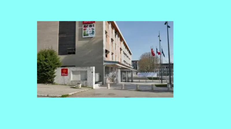 Des parents en colère face à la décision de fermeture d’un poste de direction et l’impact sur leurs enfants