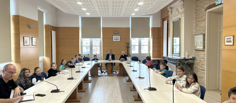 Les élèves de CM1  présentent leur projet de parc d’attractions aux élus