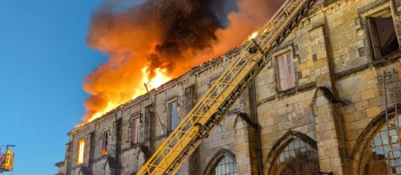Le cloître de la cathédrale de Condom très endommagé par un incendie