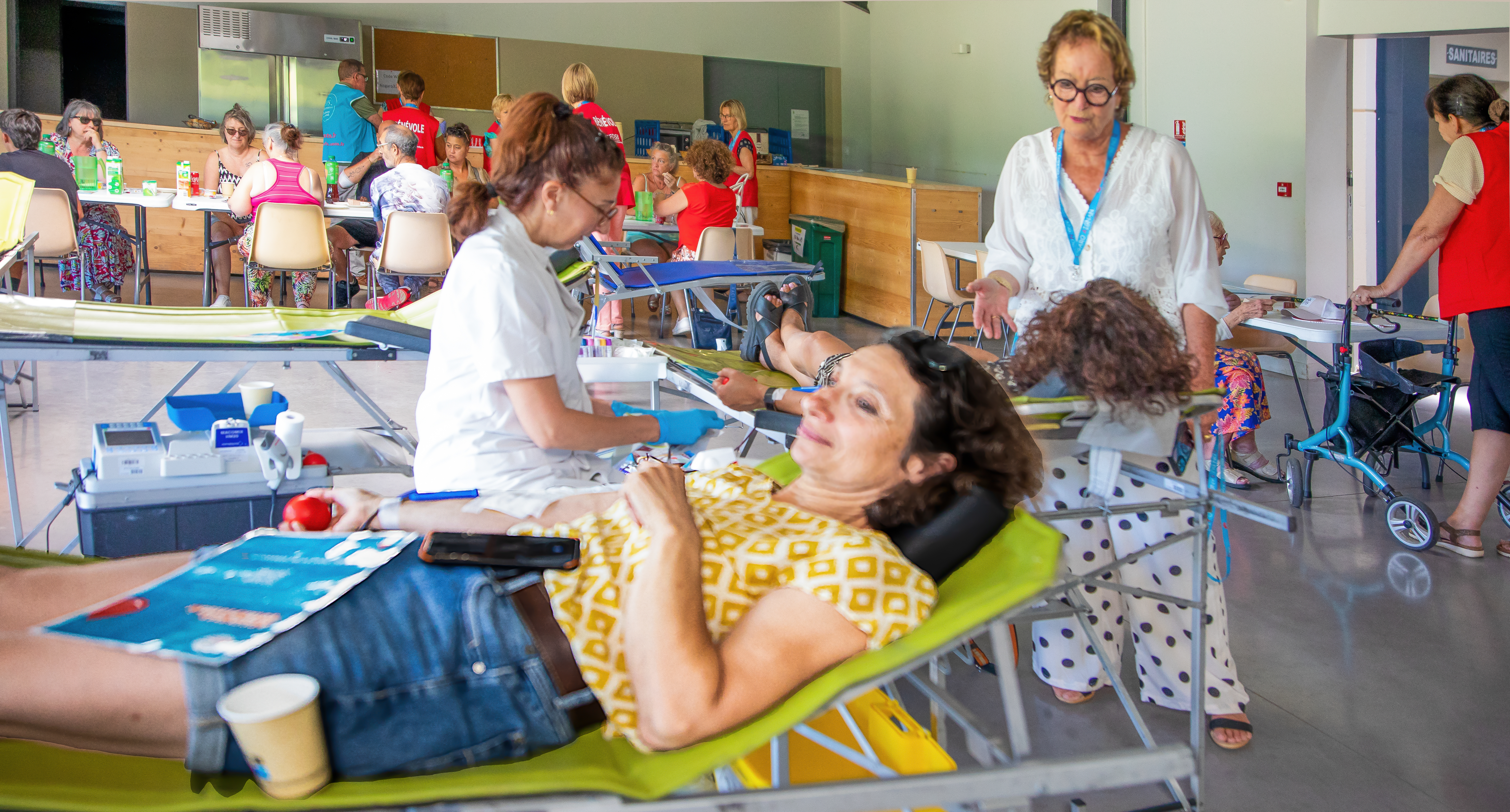 Rolande Delord au milieu des donneurs